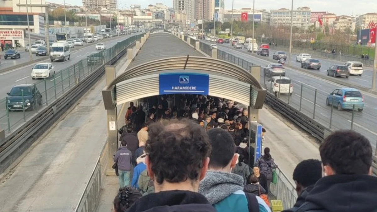Metrobüs Duraklarında Artan Yoğunluk Vatandaşları Çileden Çıkardı