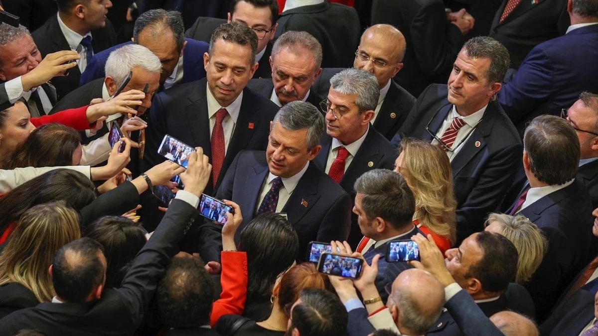 CHP Gaziantep İl Yönetiminin Mehter Gösterisindeki Tavrı Tartışma Yarattı: Özgür Özel'den Düzeltme