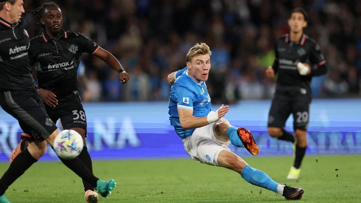 Napoli, Maradona'da üstün oyunla Cremonese'yi 4-0 farklı yendi