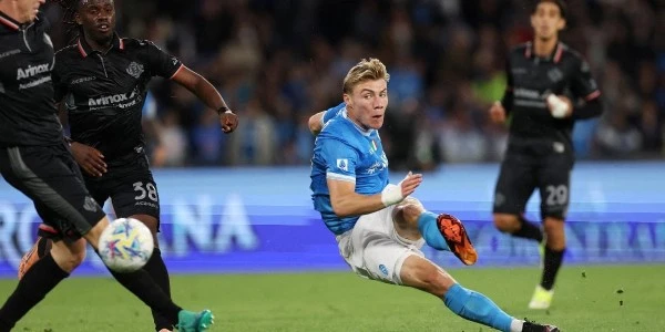 Napoli, Maradona'da üstün oyunla Cremonese'yi 4-0 farklı yendi