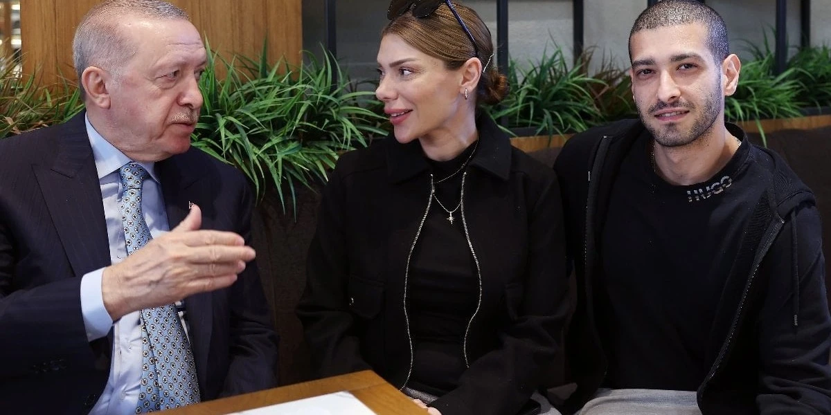 Erdoğan Beyoğlu'nda Bir Kafede Vatandaşlarla Bugün Bir Araya Geldi