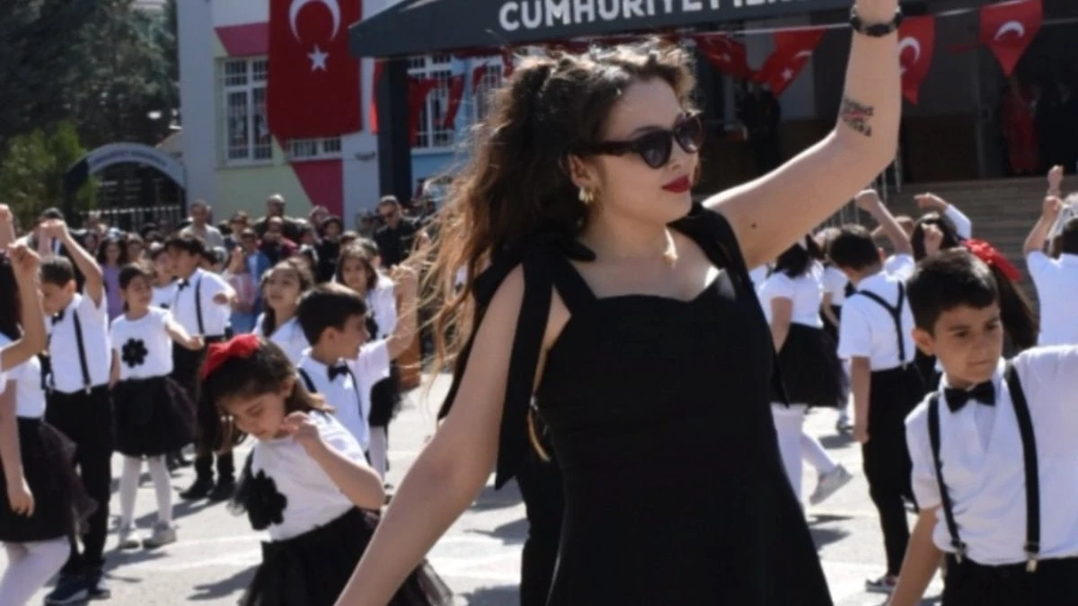 Aksaray'da öğrencilerin 23 Nisan dansı sosyal medyayı etkiledi