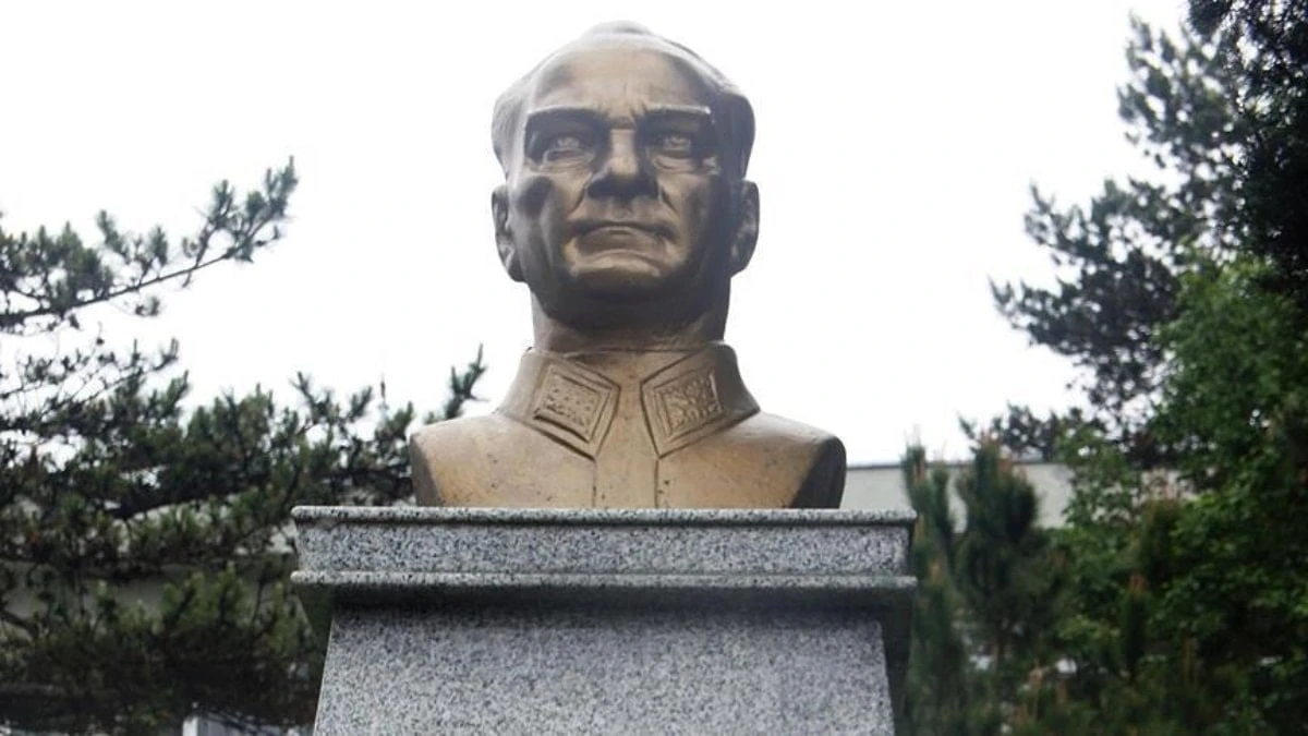 İzmir'de bayrak törenine katılmayan öğrenci hakkında tutanak