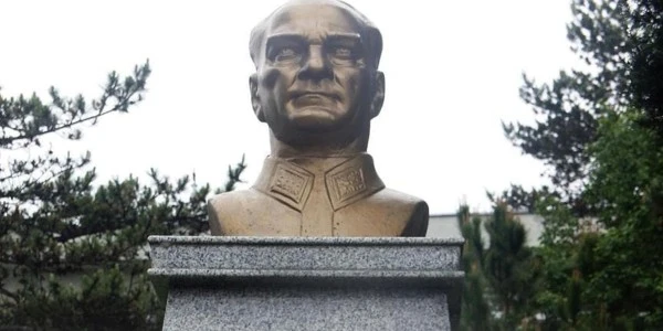 İzmir'de bayrak törenine katılmayan öğrenci hakkında tutanak