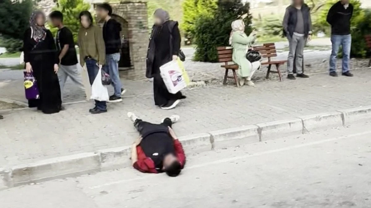 Adana'da durak yanında uyuşturucu etkisinde şahıs uyuyakaldı