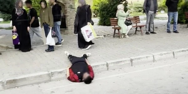 Adana'da durak yanında uyuşturucu etkisinde şahıs uyuyakaldı