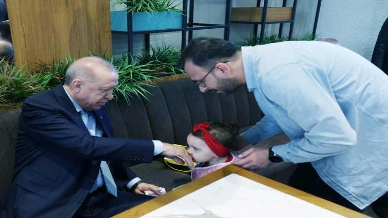 Cumhurbaşkanı Erdoğan Beyoğlu'nda bir kafede vatandaşlarla sohbet etti