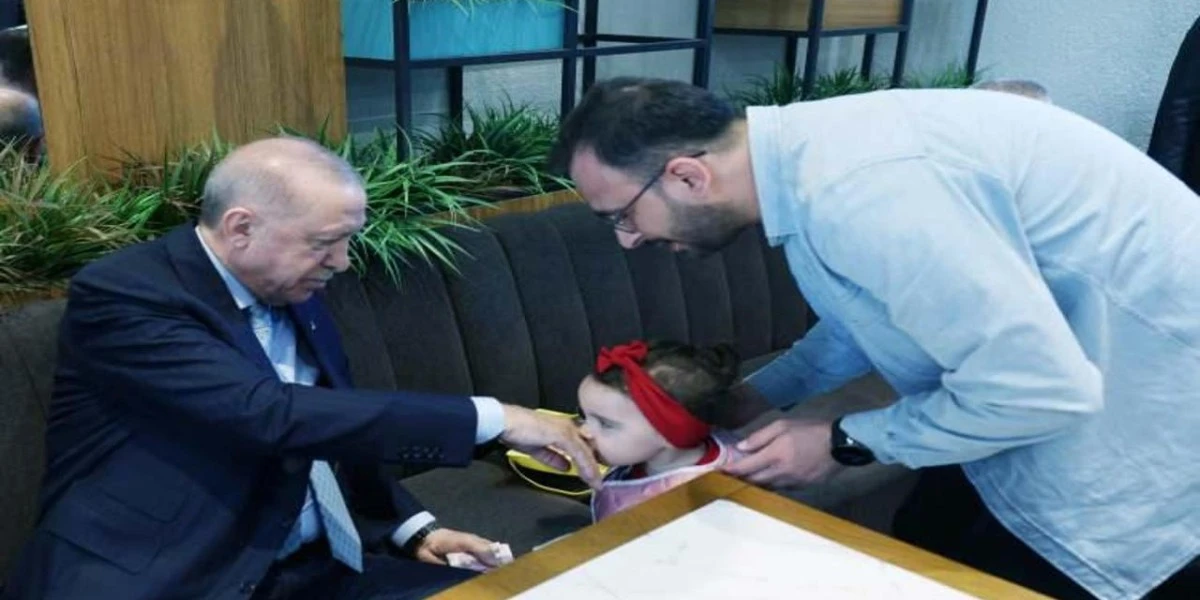 Cumhurbaşkanı Erdoğan Beyoğlu'nda bir kafede vatandaşlarla sohbet etti