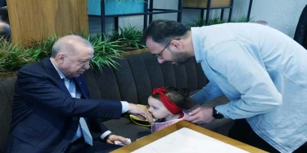 Cumhurbaşkanı Erdoğan Beyoğlu'nda bir kafede vatandaşlarla sohbet etti