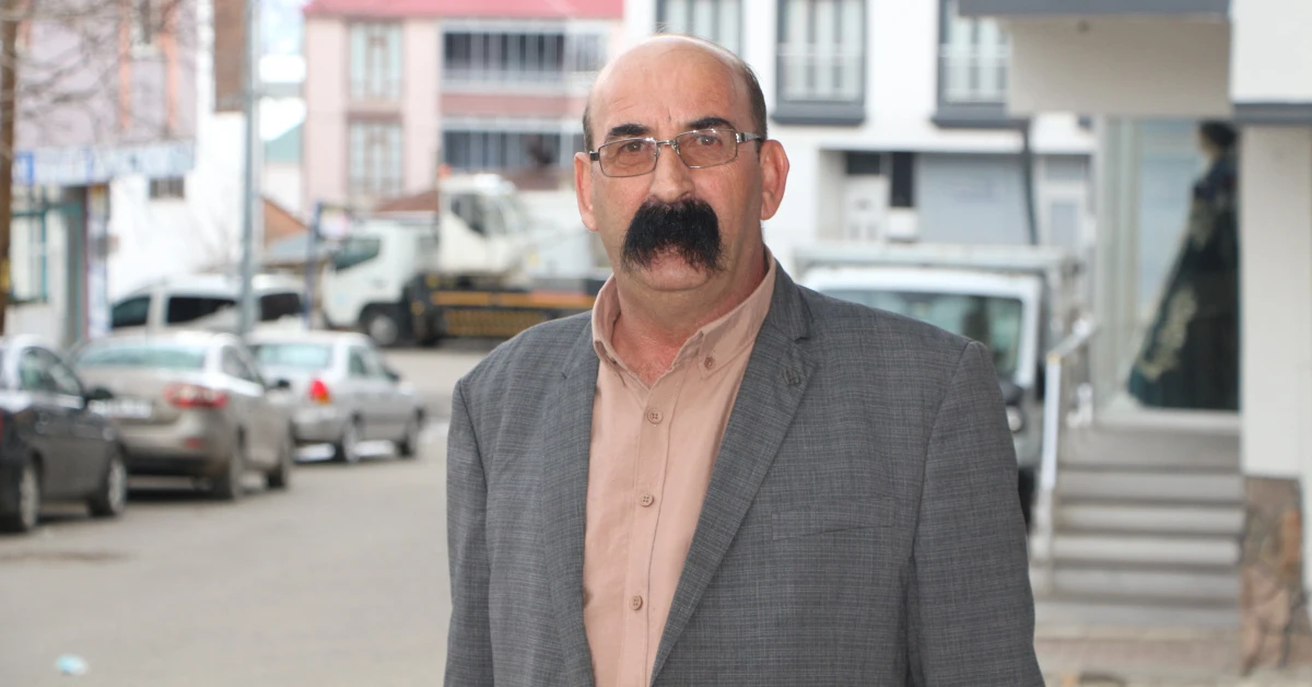 Karlıova İlçe Başkanı Orhan Avcı, uzun bıyıklarıyla gündem oldu