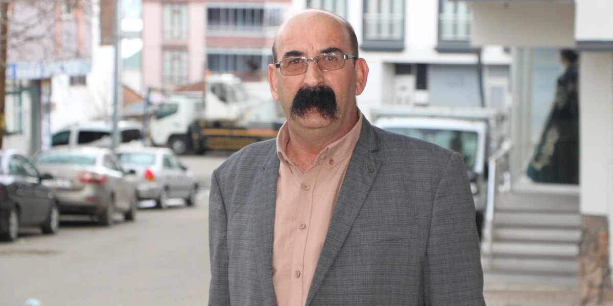 Karlıova İlçe Başkanı Orhan Avcı, uzun bıyıklarıyla gündem oldu