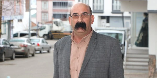 Karlıova İlçe Başkanı Orhan Avcı, uzun bıyıklarıyla gündem oldu