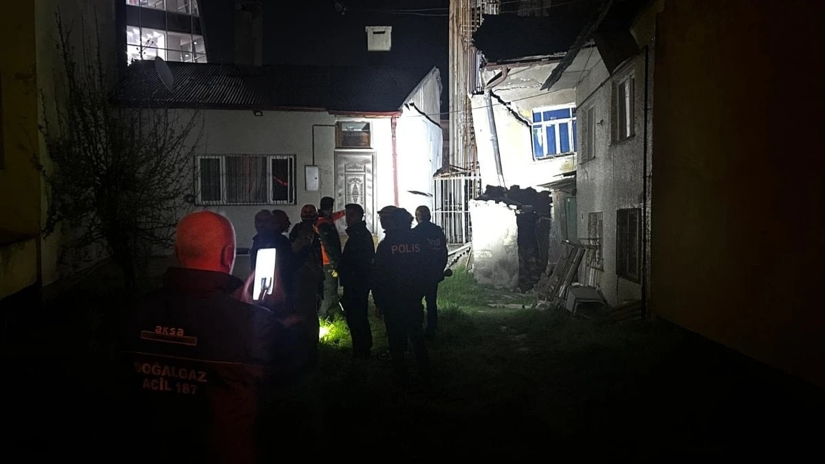 Sivas'ta 60 yıllık iki katlı ev kısmen çöktü, bina yan yattı