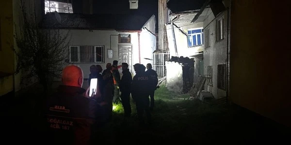 Sivas'ta 60 yıllık iki katlı ev kısmen çöktü, bina yan yattı