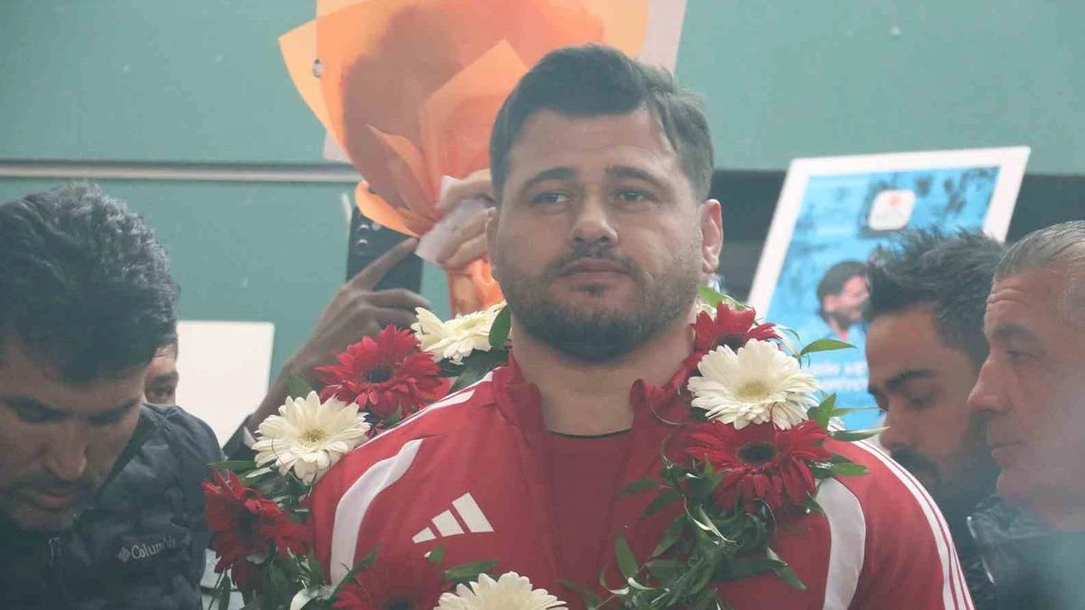 Rıza Kayaalp Tarihe Geçti: Güreş Milli Takımı Coşkuyla Yurda Döndü