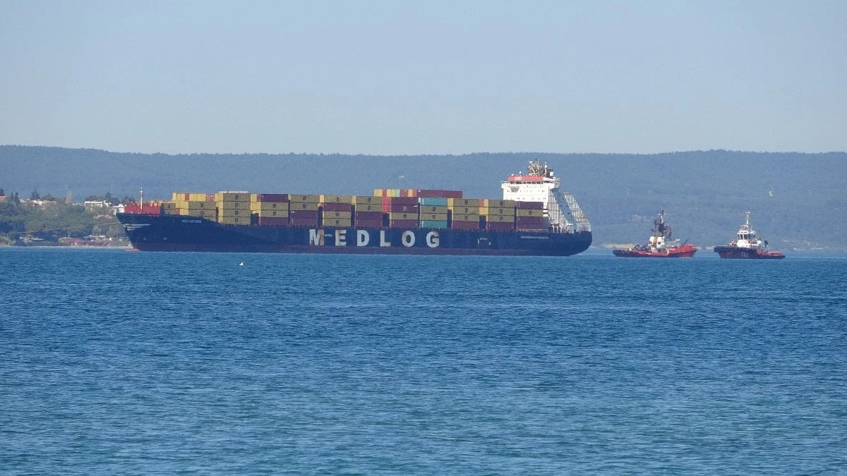 Çanakkale Boğazı'nda 202 metrelik konteyner gemisi arızalandı