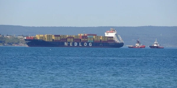 Çanakkale Boğazı'nda 202 metrelik konteyner gemisi arızalandı