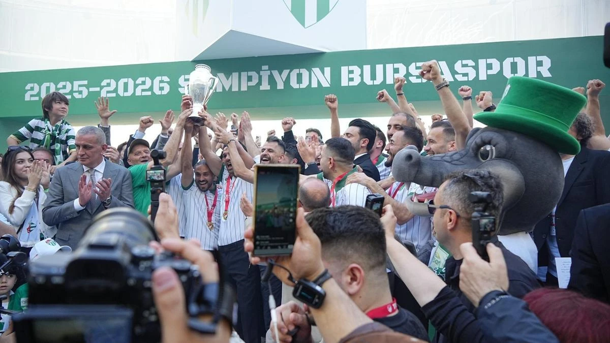 Bursaspor Timsah Arena’da şampiyonluk kupasını kaldırdı
