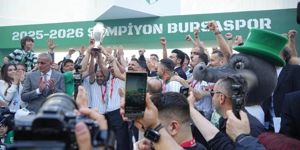 Bursaspor Timsah Arena’da şampiyonluk kupasını kaldırdı