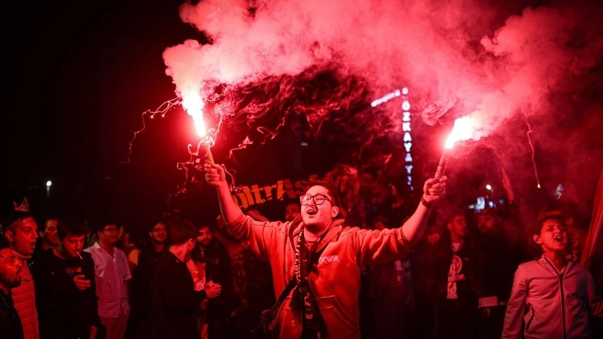 Galatasaray taraftarları 3-0'lık galibiyeti sokaklarda kutladı