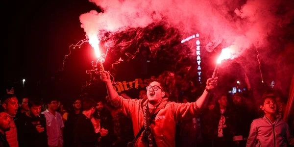 Galatasaray taraftarları 3-0'lık galibiyeti sokaklarda kutladı