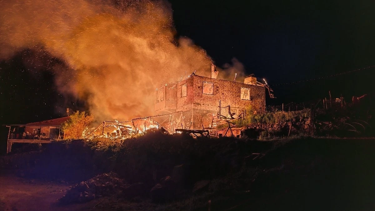 Manisa Demirci'de ev yangını: Çatı alevlere teslim oldu, tahliye