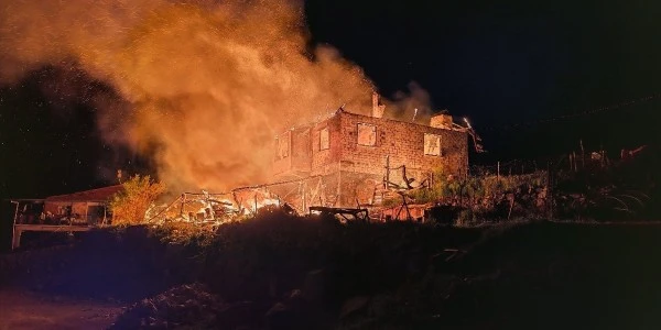 Manisa Demirci'de ev yangını: Çatı alevlere teslim oldu, tahliye