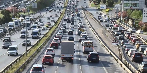 İstanbul'da iş günü başlangıcında her iki yakada trafik yoğunluğu