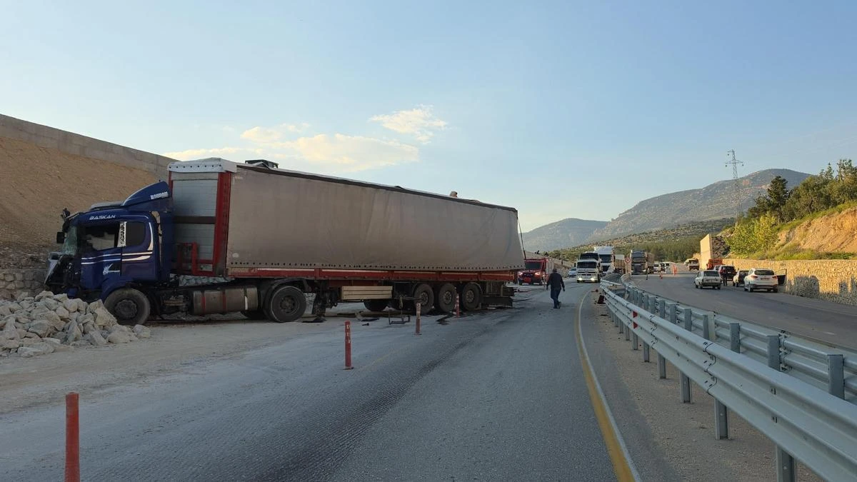 Mersin Mut'ta akşam TIR istinat duvarına çarptı: 1 ölü, 3 yaralı