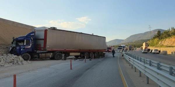 Mersin Mut'ta akşam TIR istinat duvarına çarptı: 1 ölü, 3 yaralı