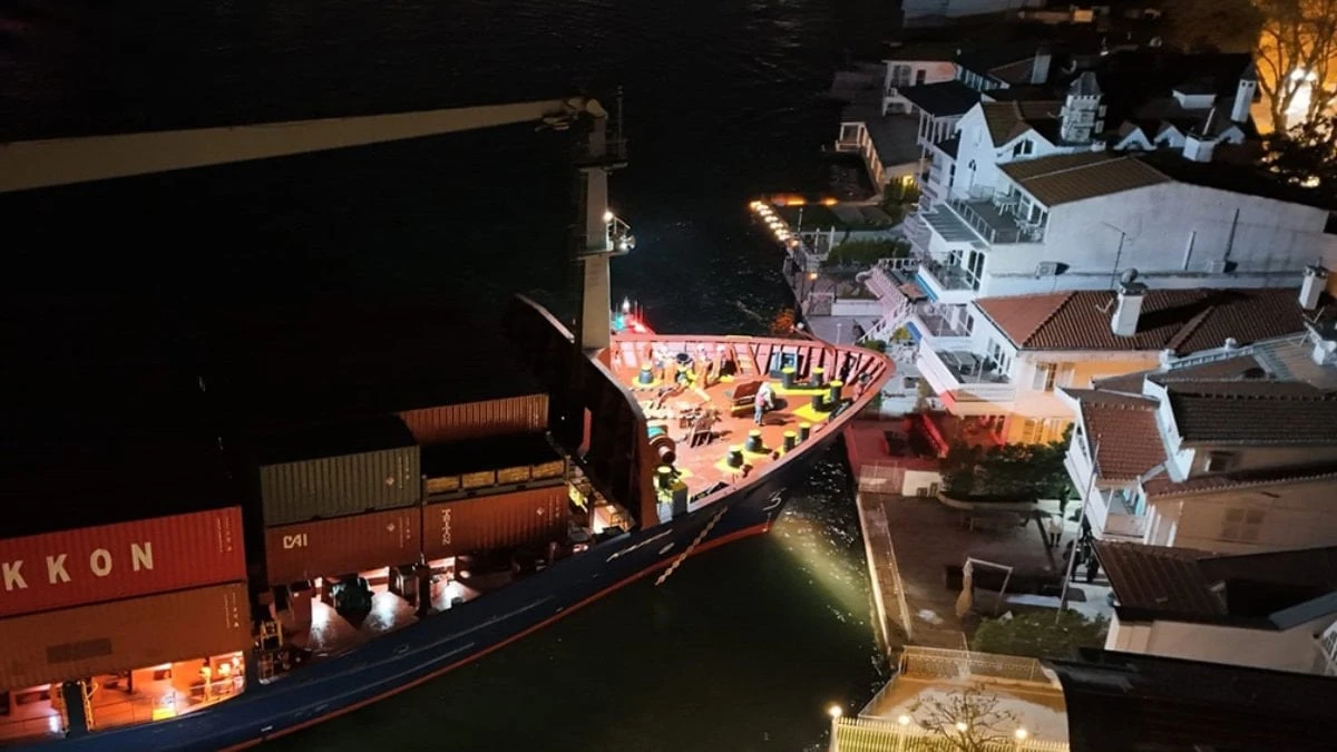 İstanbul Boğazı'nda 148 metrelik konteyner gemisi karaya oturdu