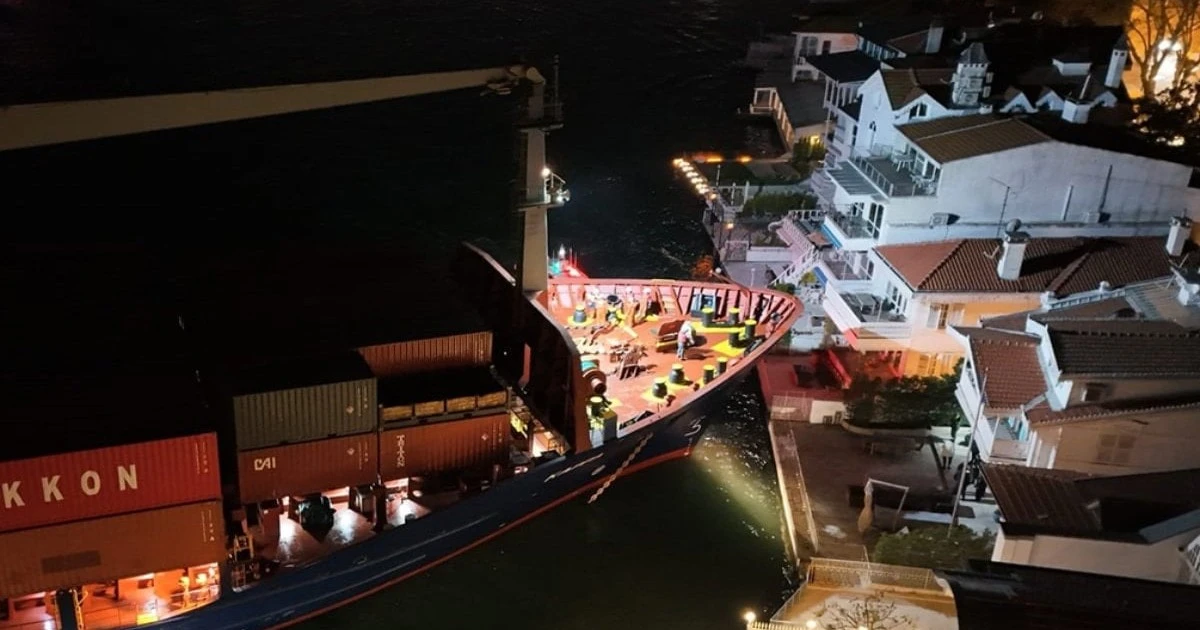İstanbul Boğazı'nda 148 metrelik konteyner gemisi karaya oturdu