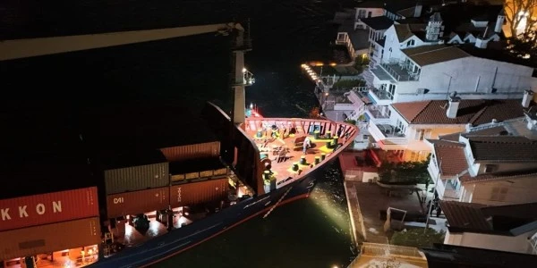 İstanbul Boğazı'nda 148 metrelik konteyner gemisi karaya oturdu
