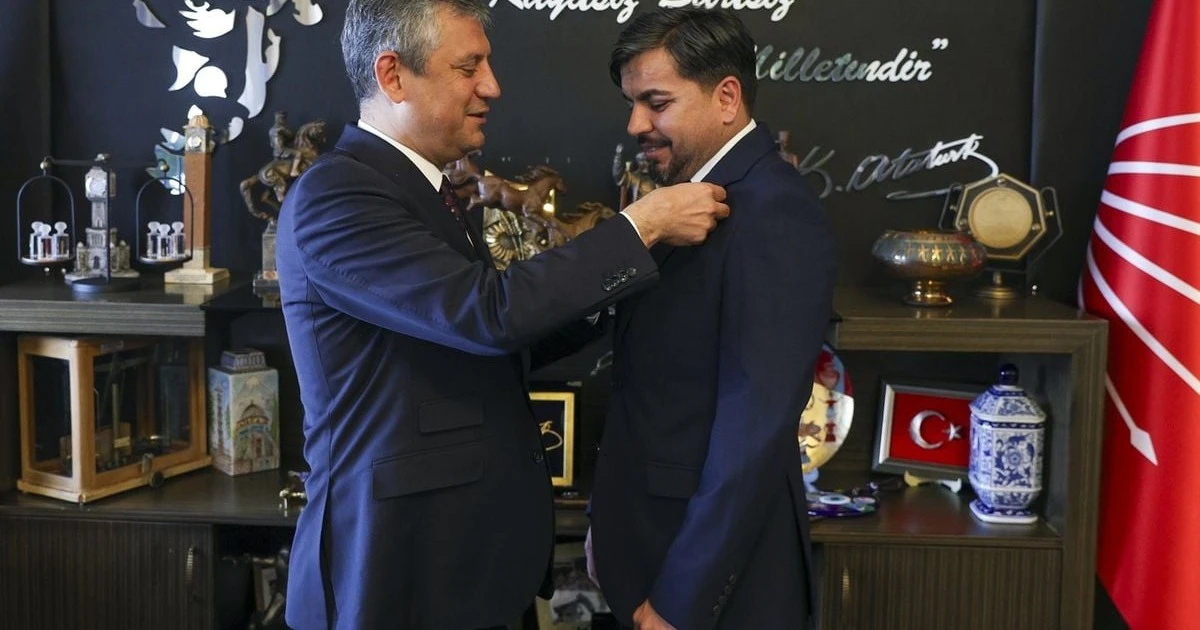 Arif Kocabıyık İYİ Parti'den CHP'ye geçti: Rozeti Özgür Özel taktı