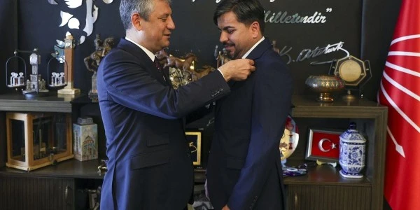 Arif Kocabıyık İYİ Parti'den CHP'ye geçti: Rozeti Özgür Özel taktı