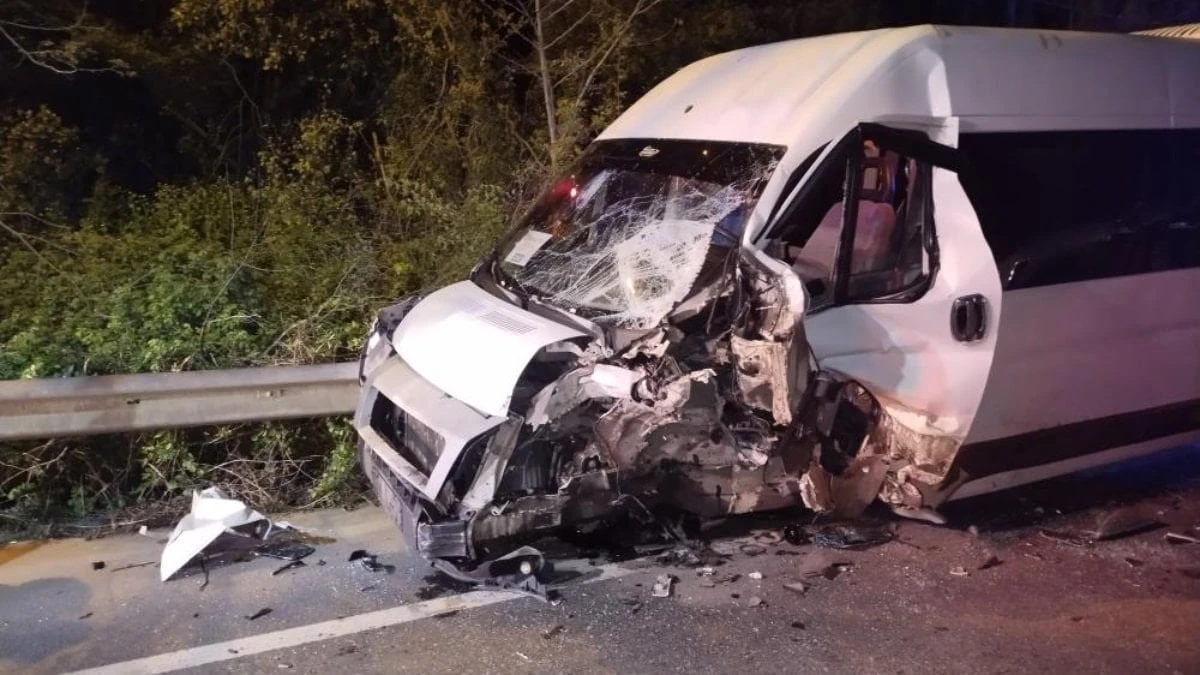 Beykoz'da servis minibüsü ile otomobil çarpıştı: 11 yaralı