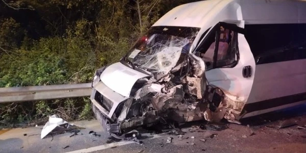 Beykoz'da servis minibüsü ile otomobil çarpıştı: 11 yaralı