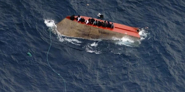 Malezya açıklarında göçmen teknesi battı: 14 kişi kayıp