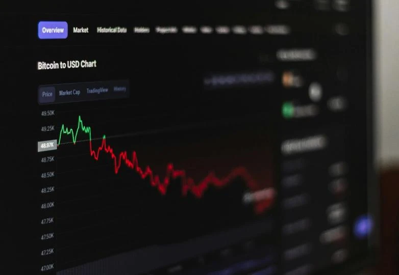 Exodus 1.076 BTC sattı — W3C ödemesi için nakit havuzu hazırlıyor