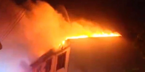 Kocaeli Darıca'da çatı katı alevlere teslim oldu, yaralanma yok