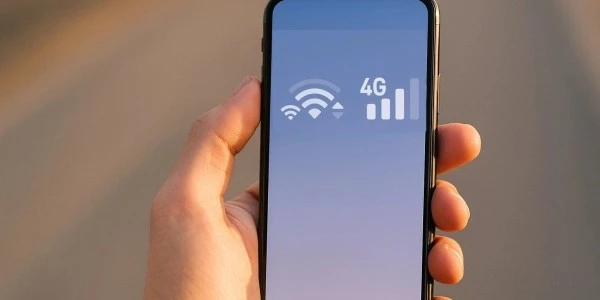 Telefon ekranında beliren çift Wi‑Fi simgesi: Ne anlama geliyor?