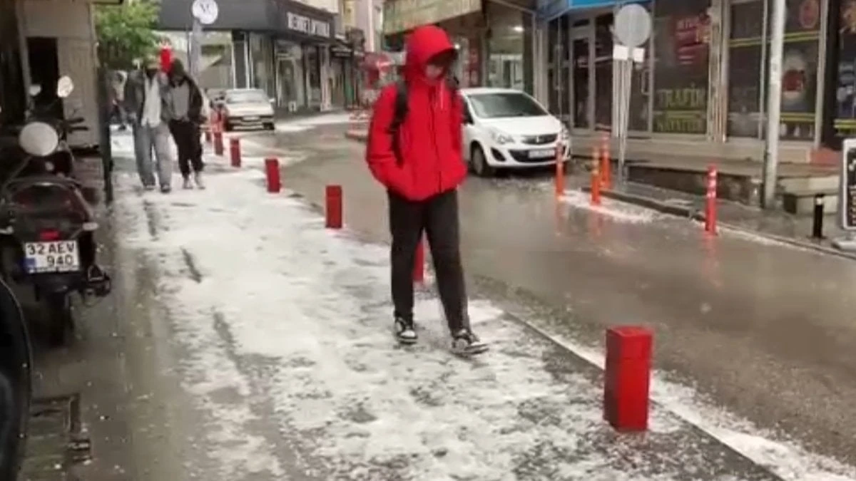 Isparta kent merkezinde ani dolu ve sağanak hayatı felç etti