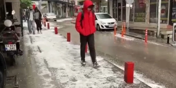 Isparta kent merkezinde ani dolu ve sağanak hayatı felç etti