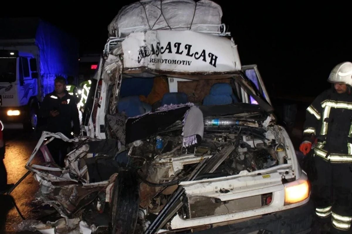 Aksaray'da minibüs TIR'a çarptı: 12 tarım işçisi yaralandı