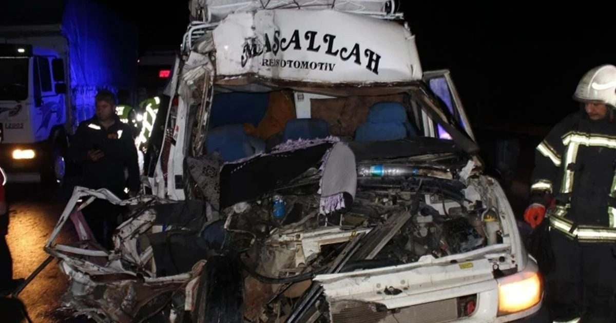Aksaray'da minibüs TIR'a çarptı: 12 tarım işçisi yaralandı