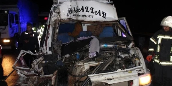Aksaray'da minibüs TIR'a çarptı: 12 tarım işçisi yaralandı