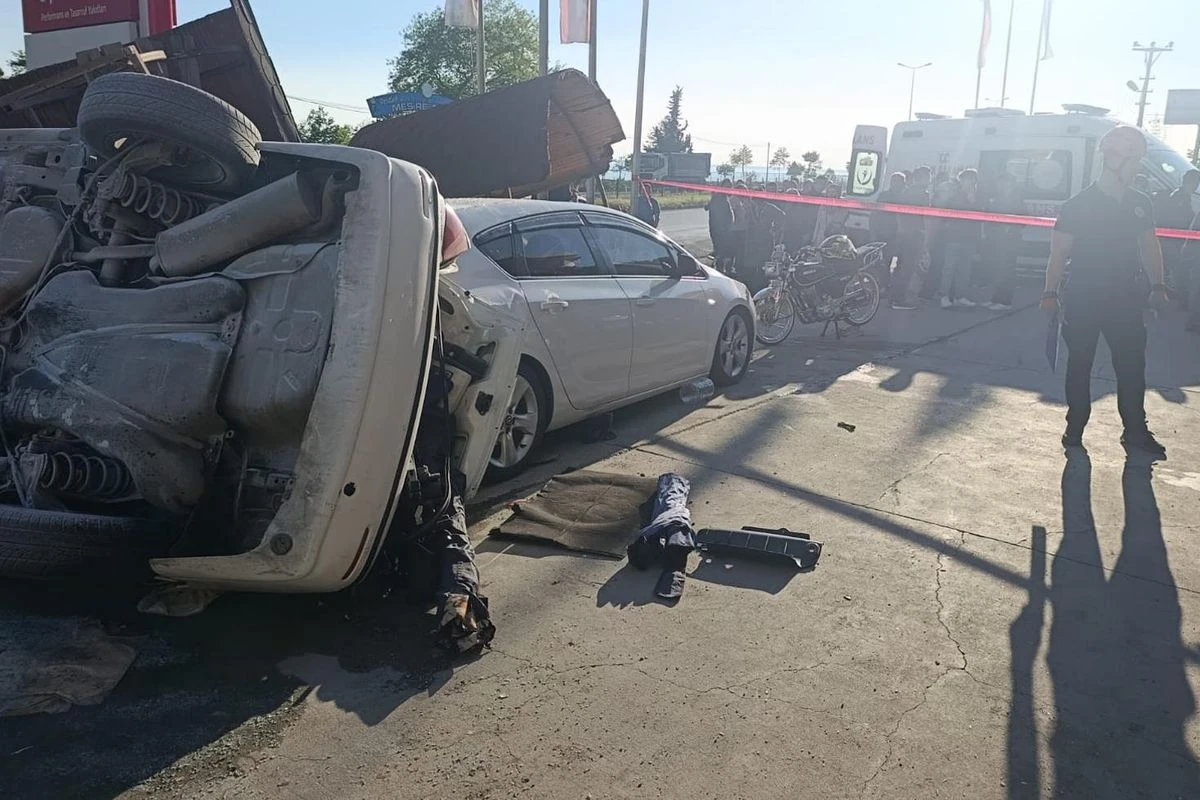 Zonguldak’ta araç takla atıp bankta oturan kardeşlere çarptı