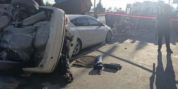 Zonguldak’ta araç takla atıp bankta oturan kardeşlere çarptı