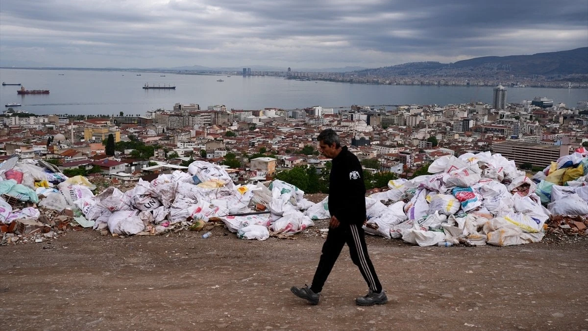 Konak'ta deniz manzaralı alan çöp ve molozla kaplandı: Vatandaşlar