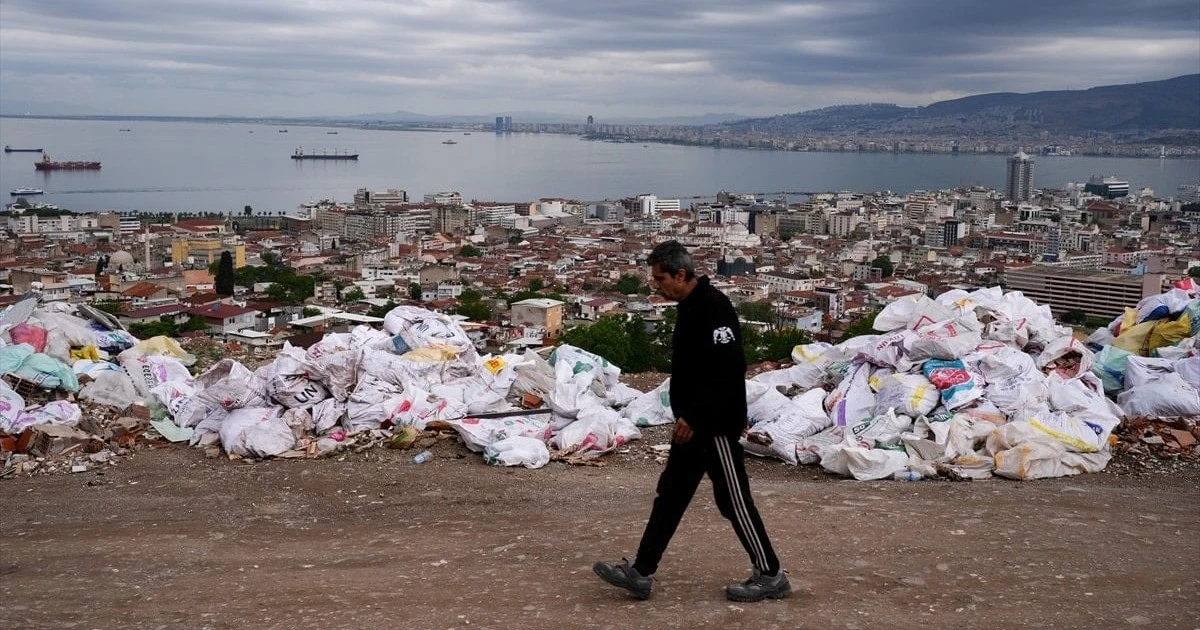 Konak'ta deniz manzaralı alan çöp ve molozla kaplandı: Vatandaşlar